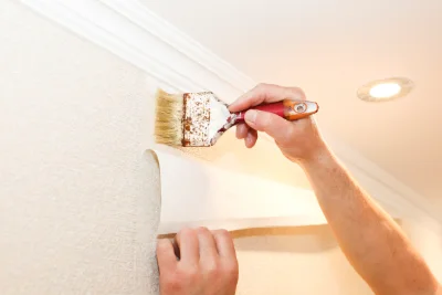Pose de papier peint à Romain — revêtements muraux et toiles de verre